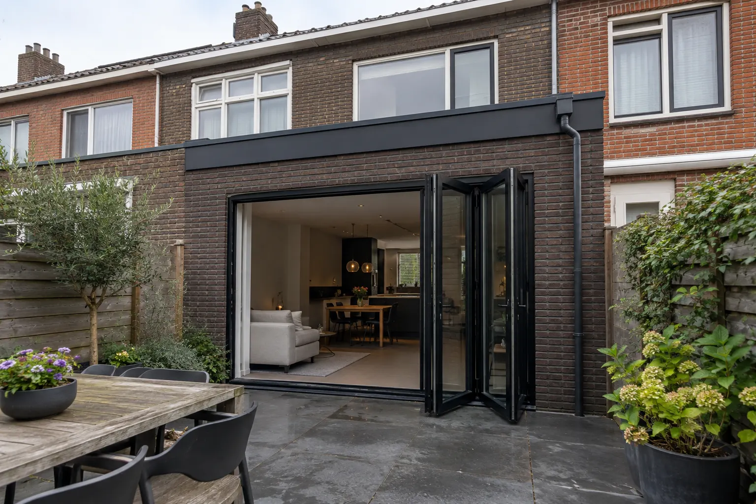 Uitbouw met donker metselwerk