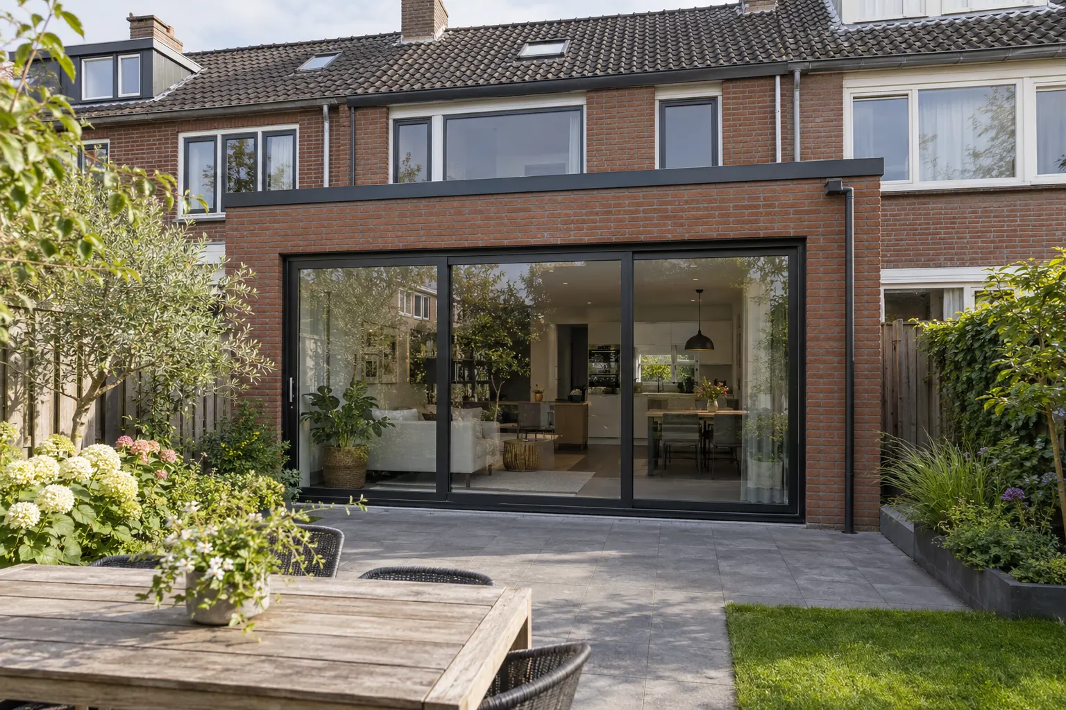 Uitbouw met rood metselwerk